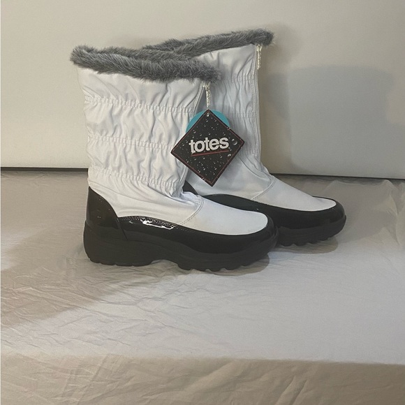 Totes Carmela Snow Boot New with tags Size 9 - Picture 2 of 6